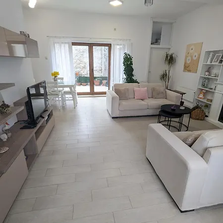 House In Gardos *